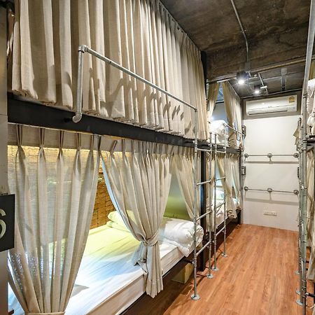 Siam Plug In Hostel Bangkok Bagian luar foto