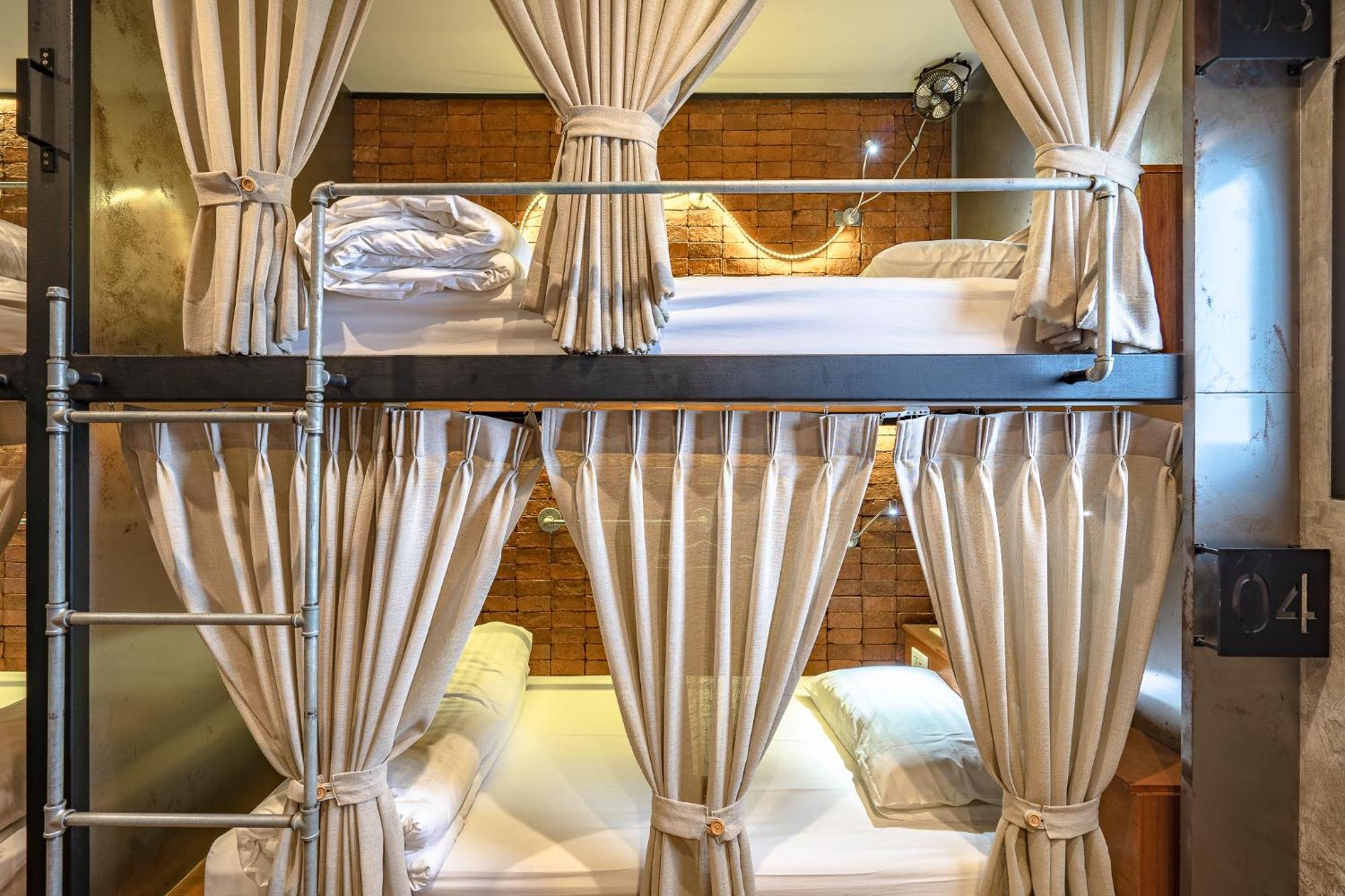 Siam Plug In Hostel Bangkok Bagian luar foto