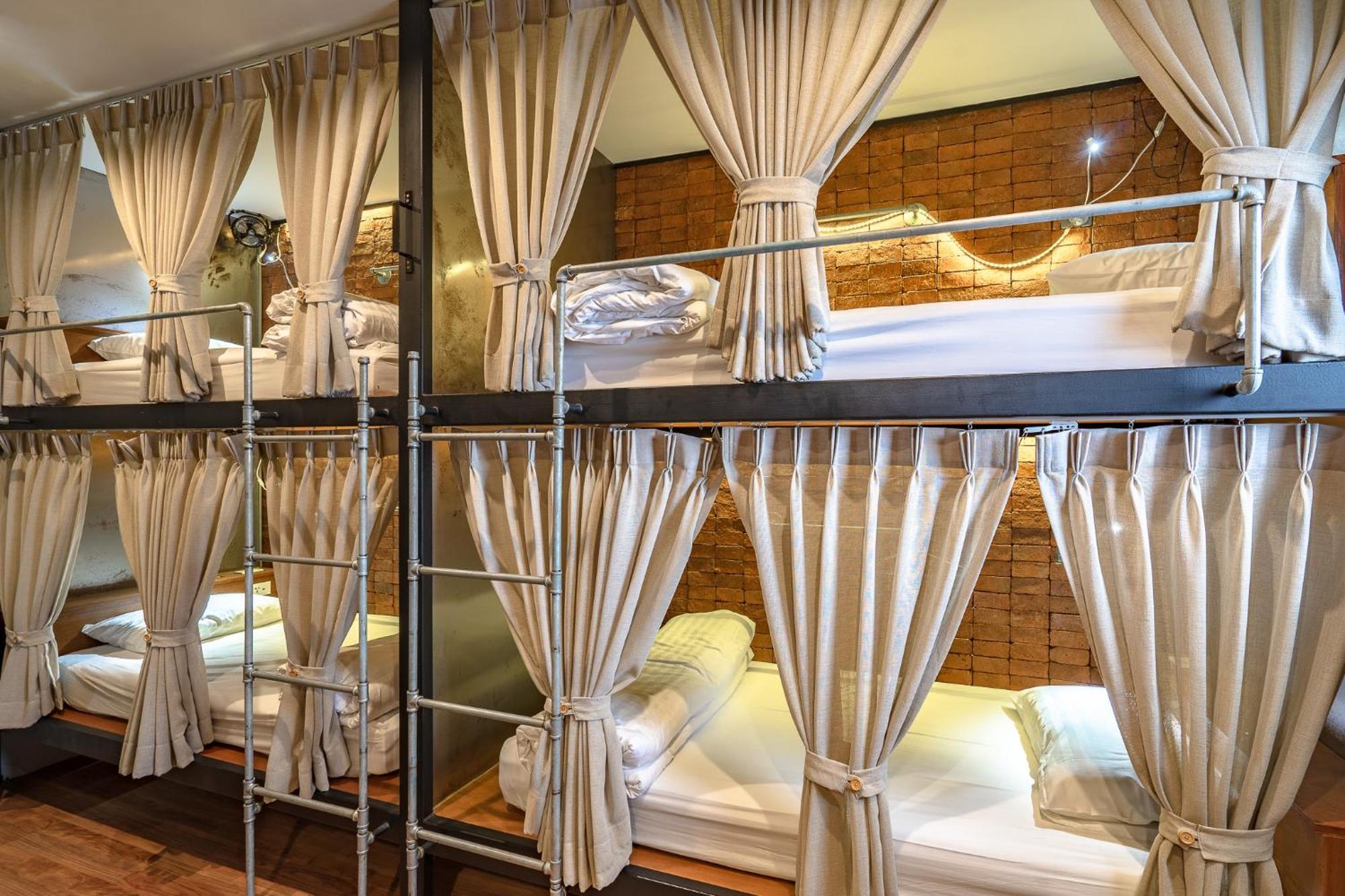Siam Plug In Hostel Bangkok Bagian luar foto