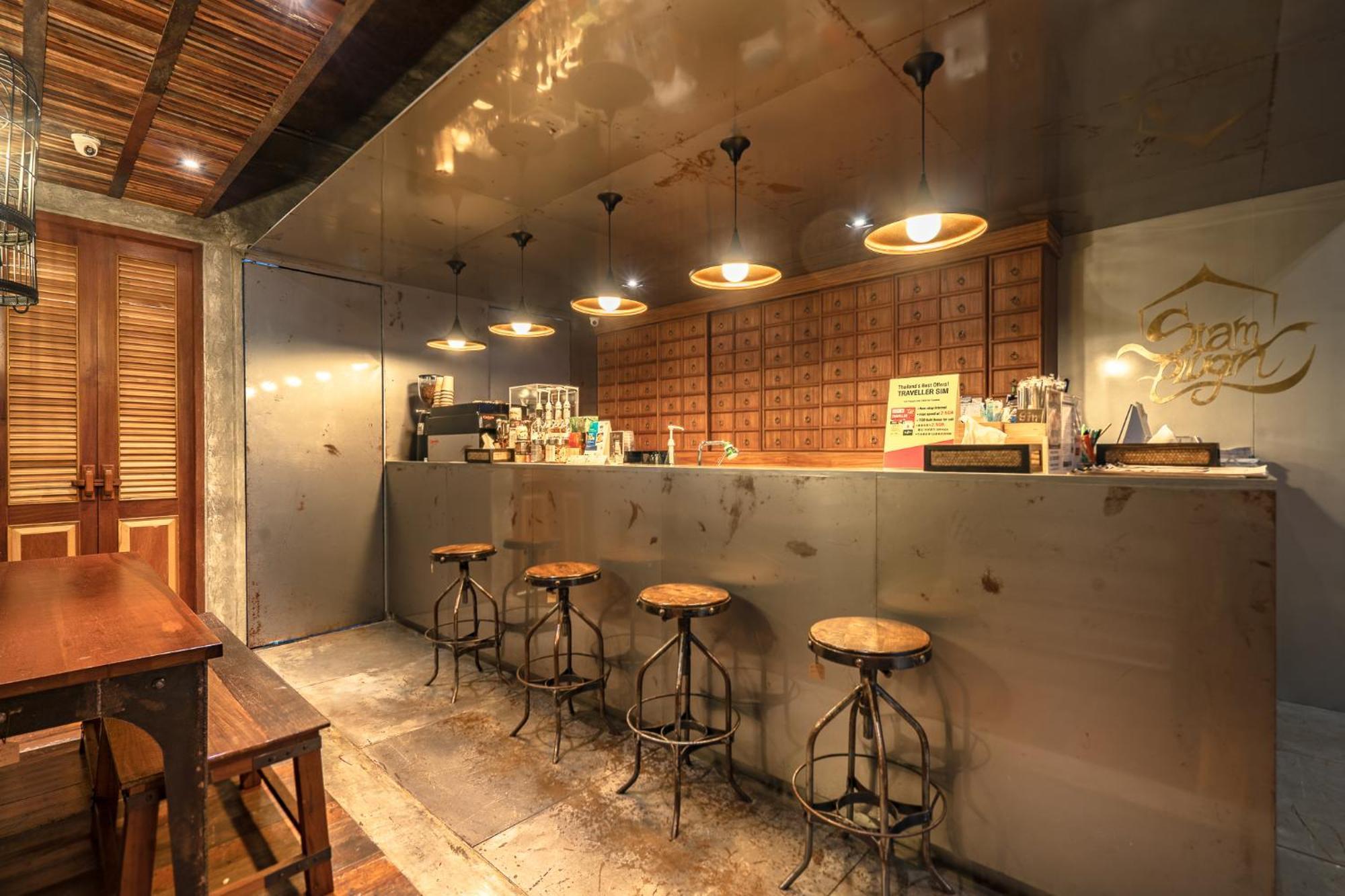 Siam Plug In Hostel Bangkok Bagian luar foto