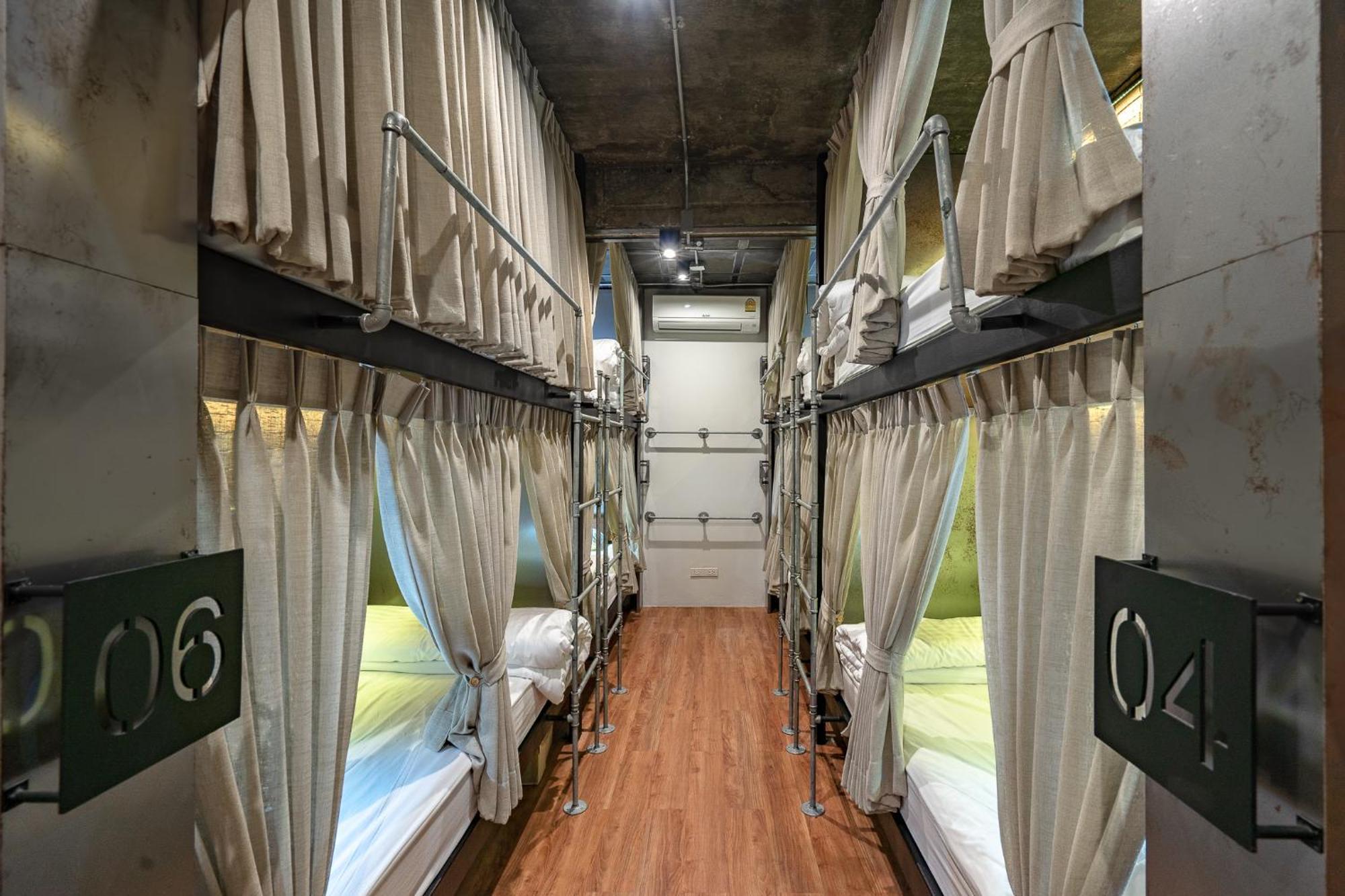 Siam Plug In Hostel Bangkok Bagian luar foto