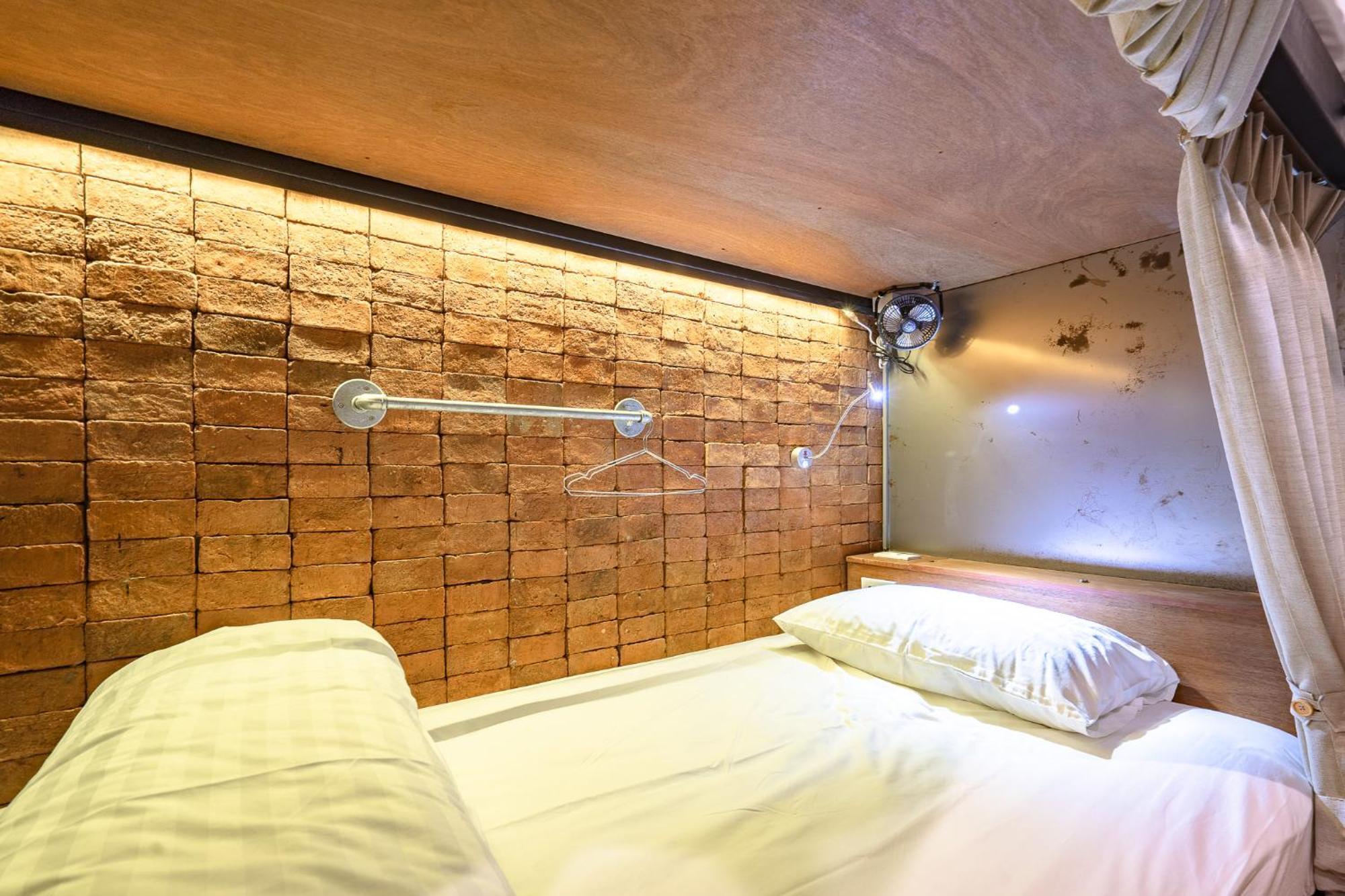 Siam Plug In Hostel Bangkok Bagian luar foto