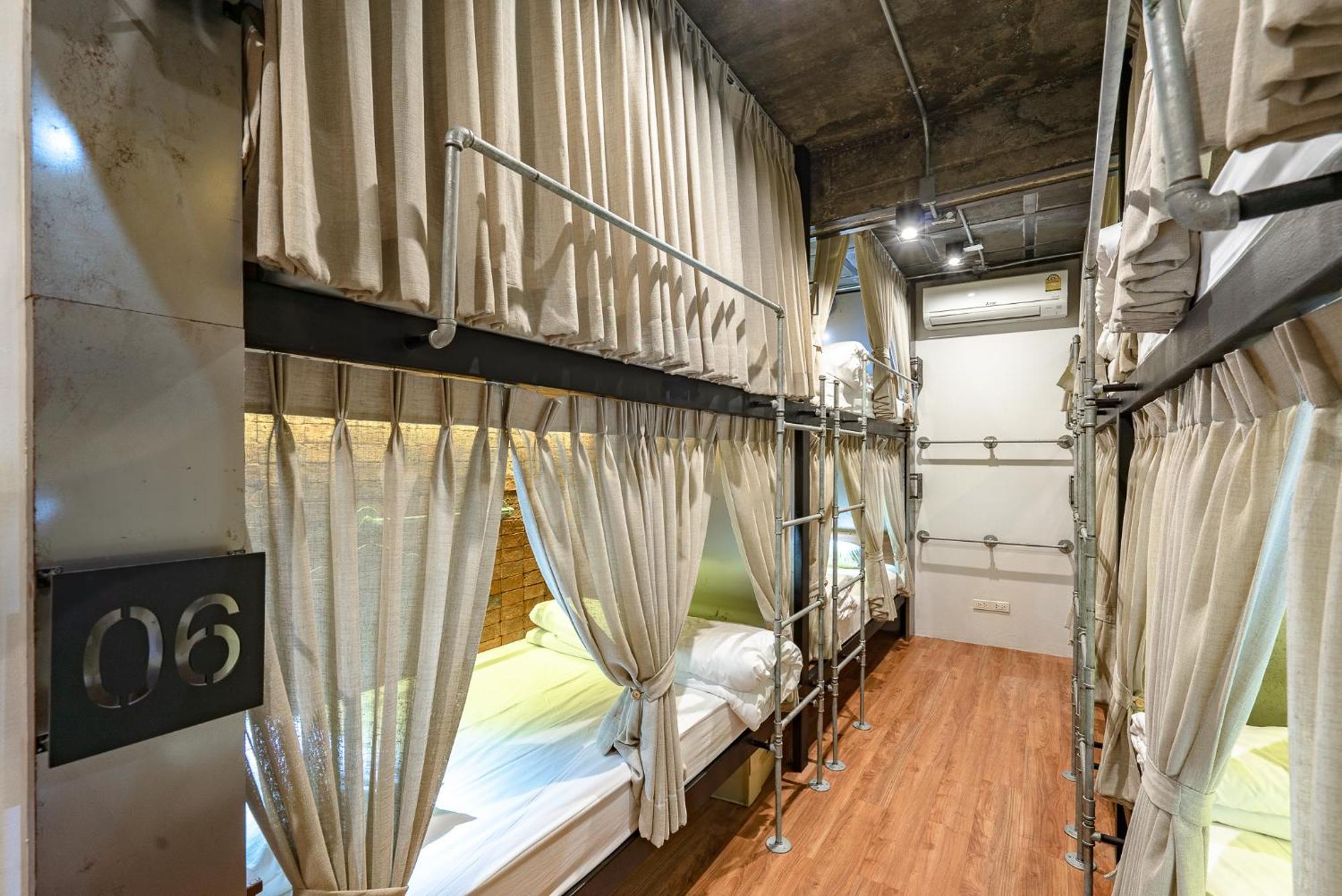 Siam Plug In Hostel Bangkok Bagian luar foto