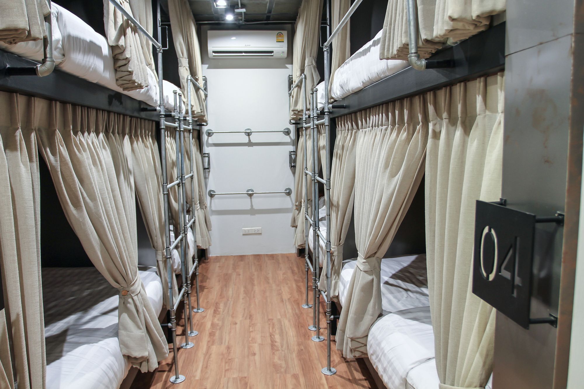 Siam Plug In Hostel Bangkok Bagian luar foto